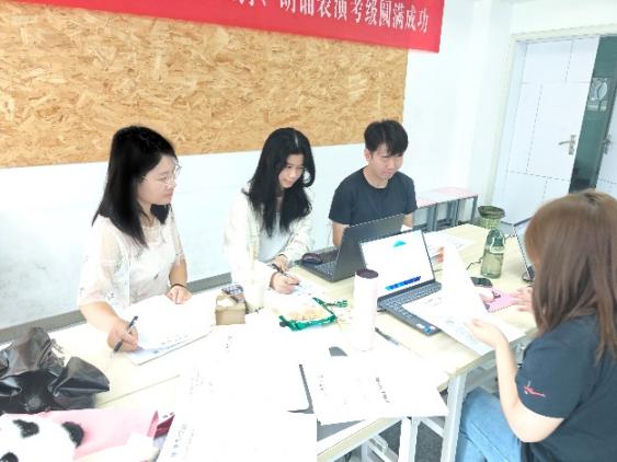 一群人坐在桌子前AI 生成的内容可能不正确。